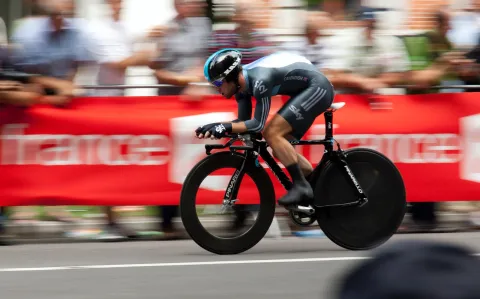 Ciclista profesional pedaleando