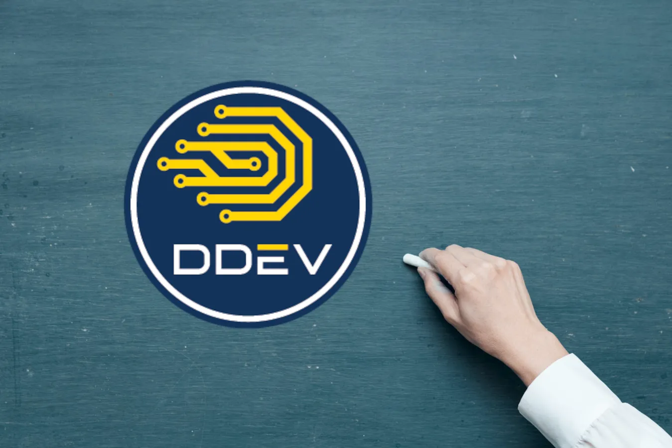 El logo de DDEV sobre una pizarra