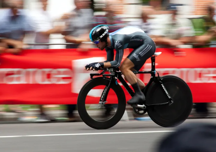 Ciclista profesional pedaleando