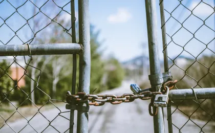 Pohibido el acceso con vaya y cadenas