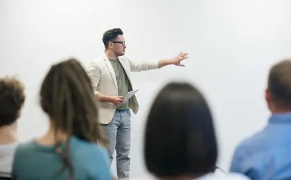 Profesor frente a pizarra