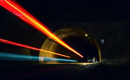 Tunel nocturno con luces