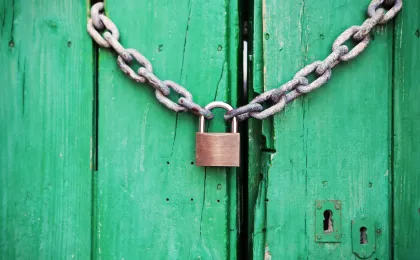 Candado protegiendo puerta